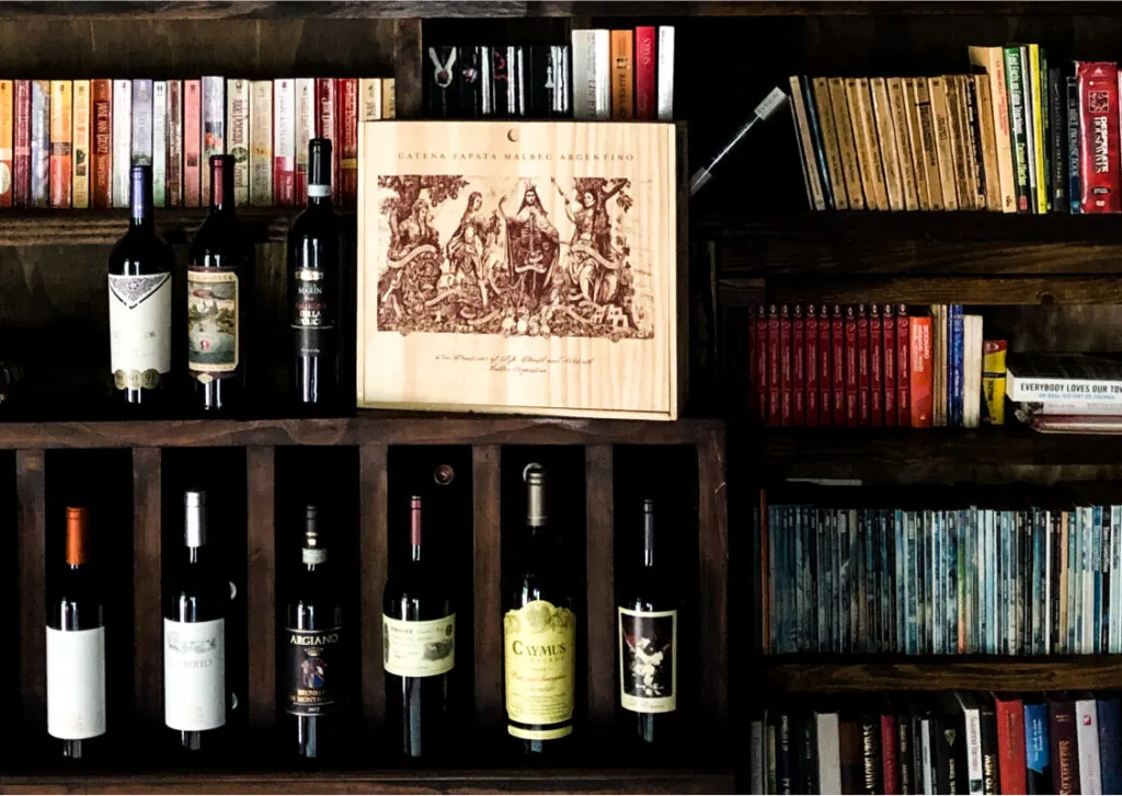 Conceptual botellas libros y mensaje